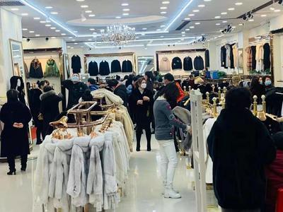 大雪降溫催熱潮，皮革城內貂皮大衣銷售火爆